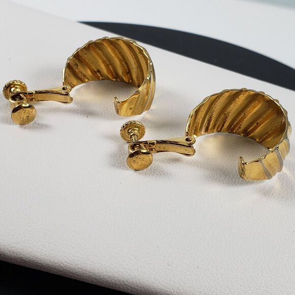 VTG Signed Monet Gold Tone Stripe Textured Hoop Screw Back Earrings - Picture 15 of 16